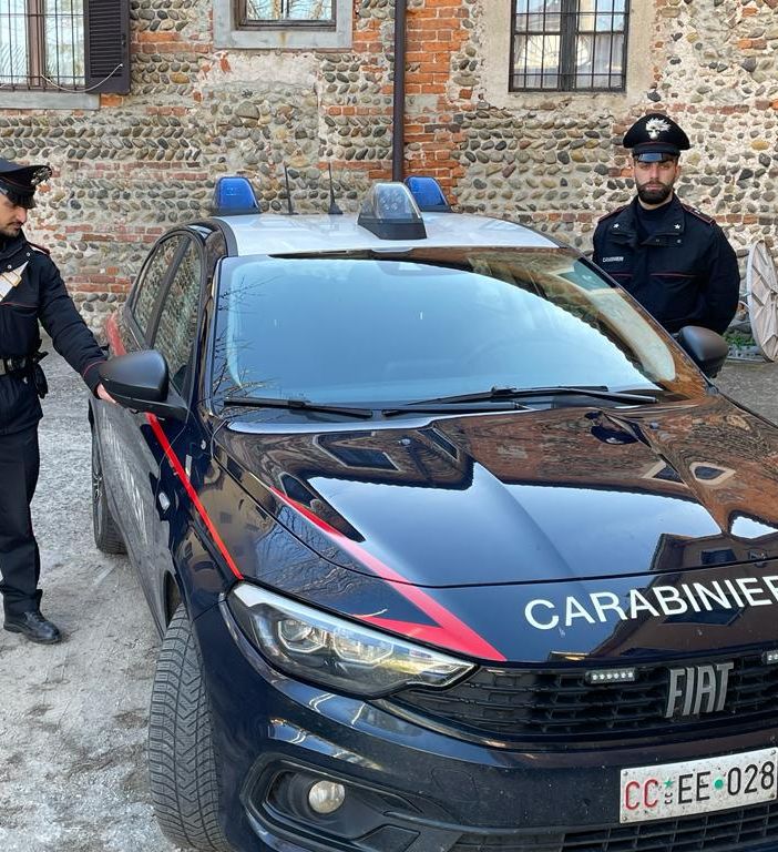 Scappano all'alt dei Carabinieri. In auto una pericolosa mazza ferrata