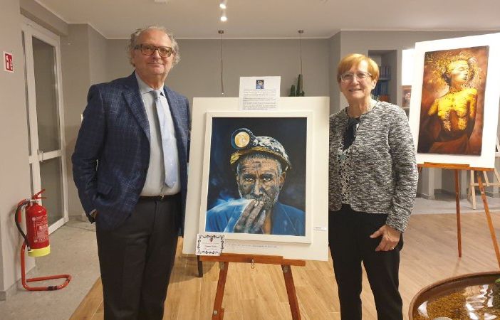 Gli iper-realistici volti dell'artista Giannina Gobatto in mostra presso la Residenza Paradiso di Gattinara