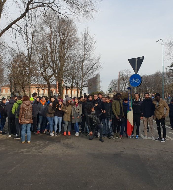 IIS Lancia, studenti sfilano contro il (cyber)bullismo