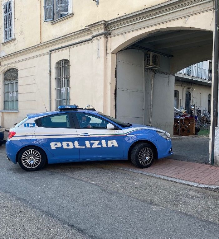 Pestato con una mazza da baseball: 3 indagati dopo la maxi rissa a Vercelli
