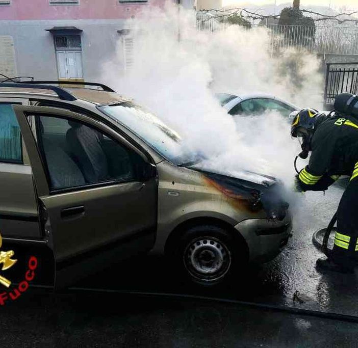 Auto in fiamme a Varallo, intervento dei vigili del fuoco
