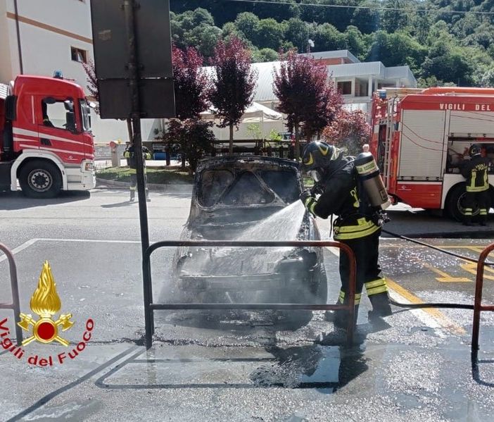 Valduggia, auto distrutta dalle fiamme