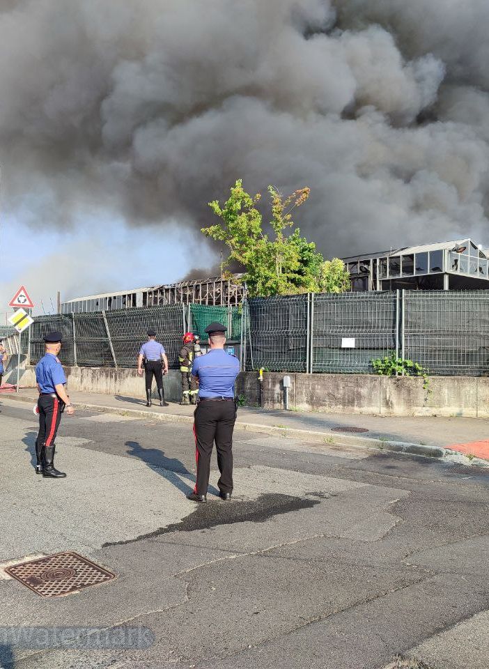 Enorme incendio divampato in un magazzino del Gardenville, si lavora per salvare il negozio (servizio di Mattia Baù)