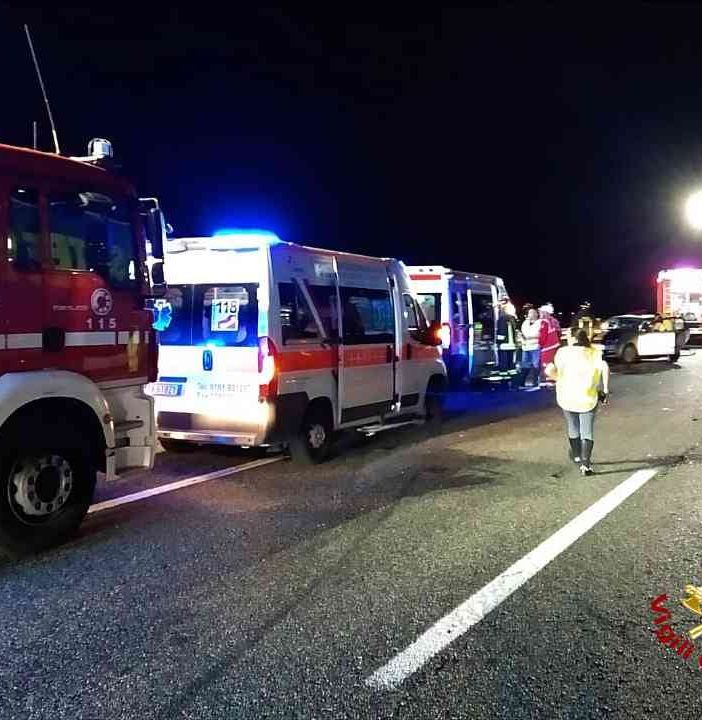 Incidente mortale sulla A26: coinvolta un'auto e un mezzo pesante, due i feriti FOTO.
