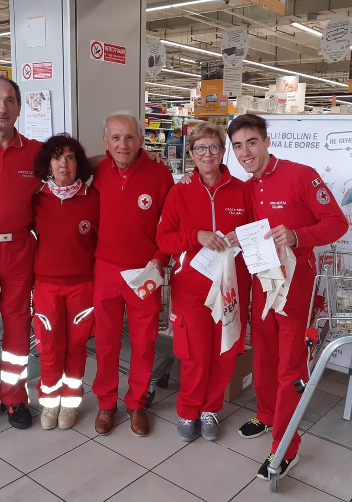 Borgosesia, alla Ipercoop raccolti 90 scatoloni di prodotti per le famiglie bisognose in Valsesia e Valsessera