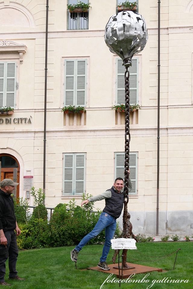 “La Leggerezza&quot;, la nuova opera di Ruben Bertoldo davanti al Municipio di Gattinara