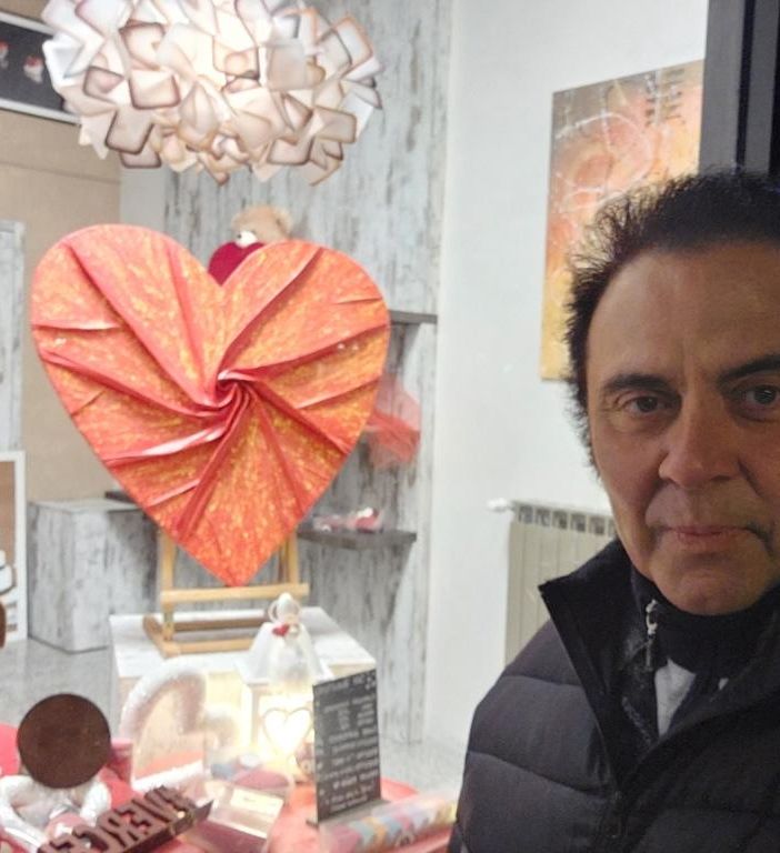 Vercelli, Massimo Paracchini espone a 7Sins: le opere di San Valentino.