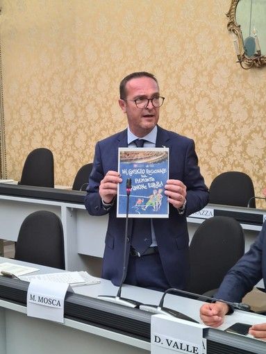 Michele Mosca presenta la 40° edizione del bando di concorso “Diventiamo cittadini europei”.