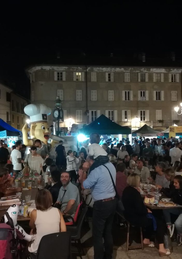 Borgosesia: un fiume di gente ha invaso piazza Mazzini per il Pizza Festival FOTO