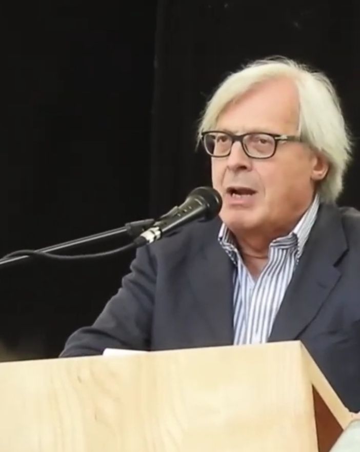 Vittorio Sgarbi durante l'inaugurazione della fontana di Borgosesia lo scorso settembre