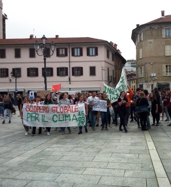 Borgosesia, I ragazzi: &quot;Ecco perchè venerdì siamo scesi in piazza&quot;