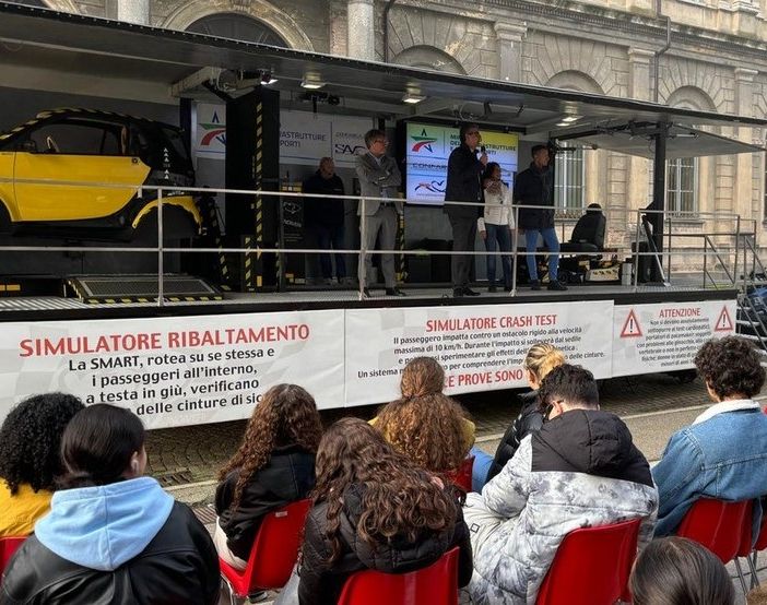 A testa in giù nella Smart capottata: studenti a lezione di sicurezza stradale.