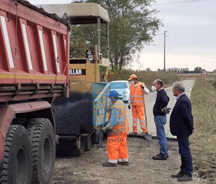 L'asfaltatura della strada tra Motta de'Conti e Terranova