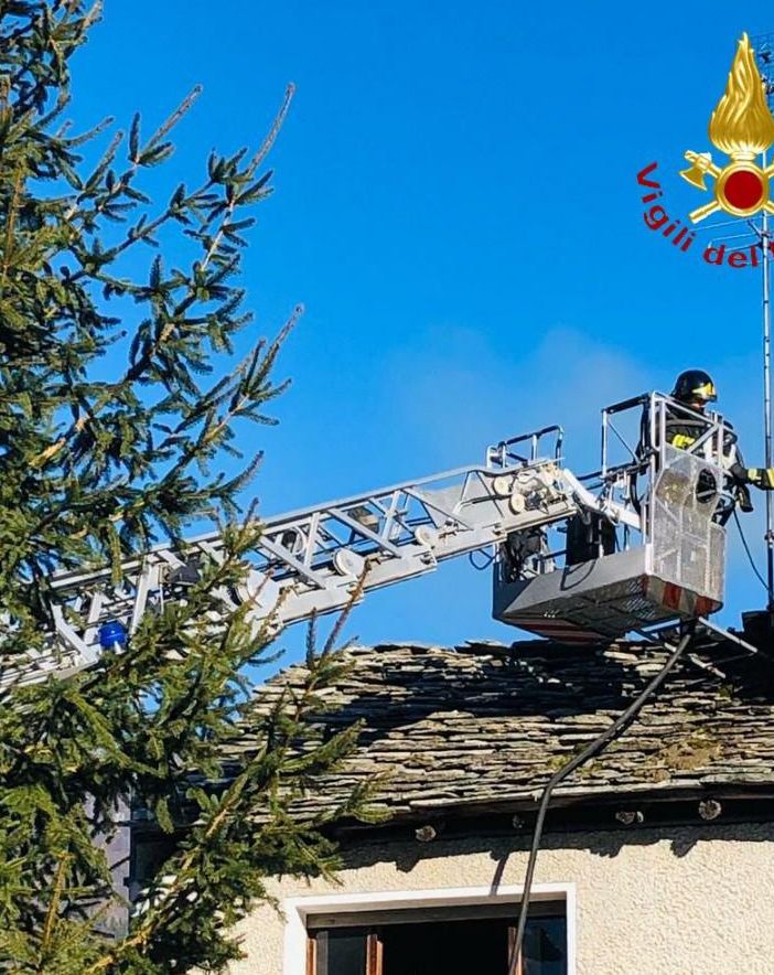 Scopa, a fuoco il camino di una casa: all'opera i Vigili di Varallo