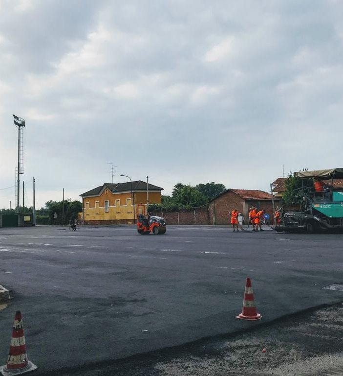 Gattinara, iniziati i lavori di asfaltatura di Piazza Molino