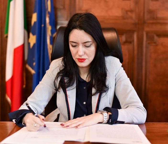 Scuola, scorta al ministro Azzolina dopo minacce e insulti sessisti sul web