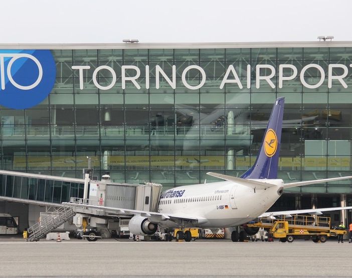 Tragedia di Caselle, l’aeroporto chiuso fino alla mezzanotte di domenica: cancellati i voli da e per Torino