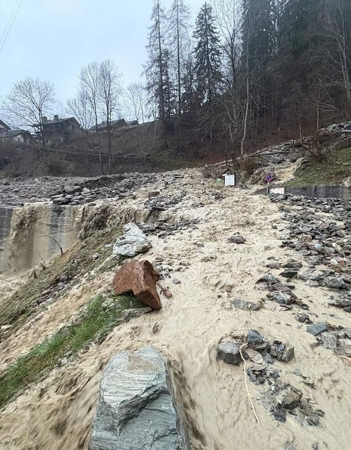 Frane e valanghe isolano Alagna: strade chiuse e criticità diffuse