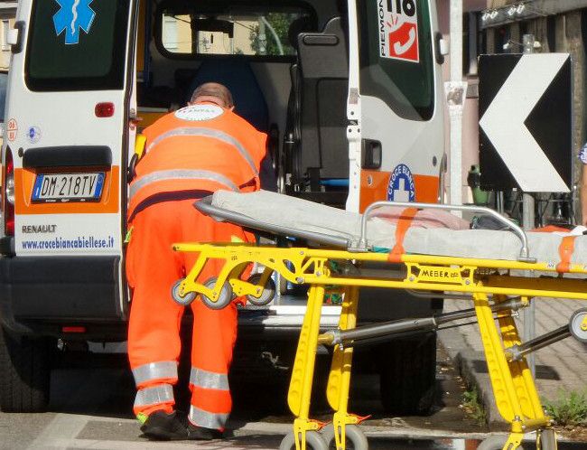 Infortunio sul lavoro a Crevacuore: Artigiano cade dalla scala e si ferisce al volto