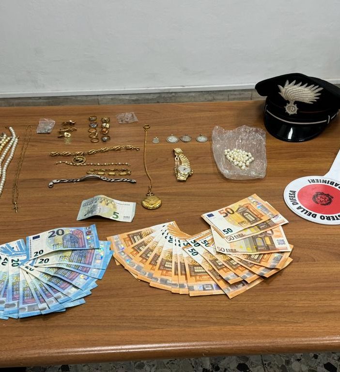 Si spaccia per postino e deruba un'anziana. Arrestato