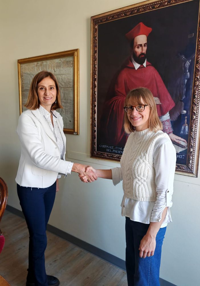 Il direttore generale Eva Colombo dà il benvenuto  alla dottoressa Francesca Giovanna Maria Forni