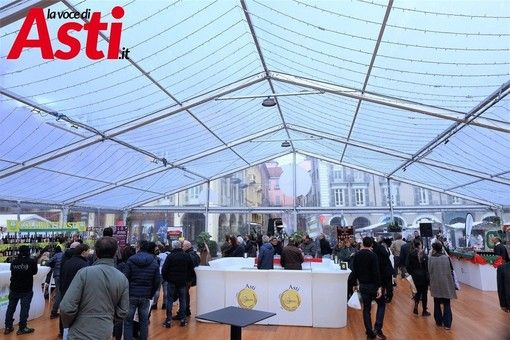 in copertina: la tensostruttura che ospiterà la Fiera del tartufo di Asti. Scatti realizzati da Merfephoto-Efrem Zanchettin.