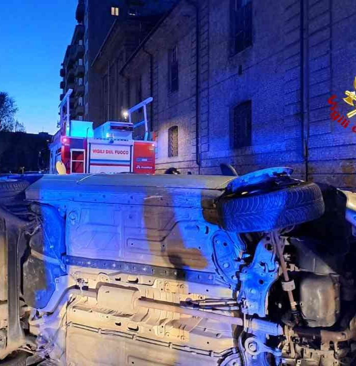 Vercelli, auto si ribalta in serata
