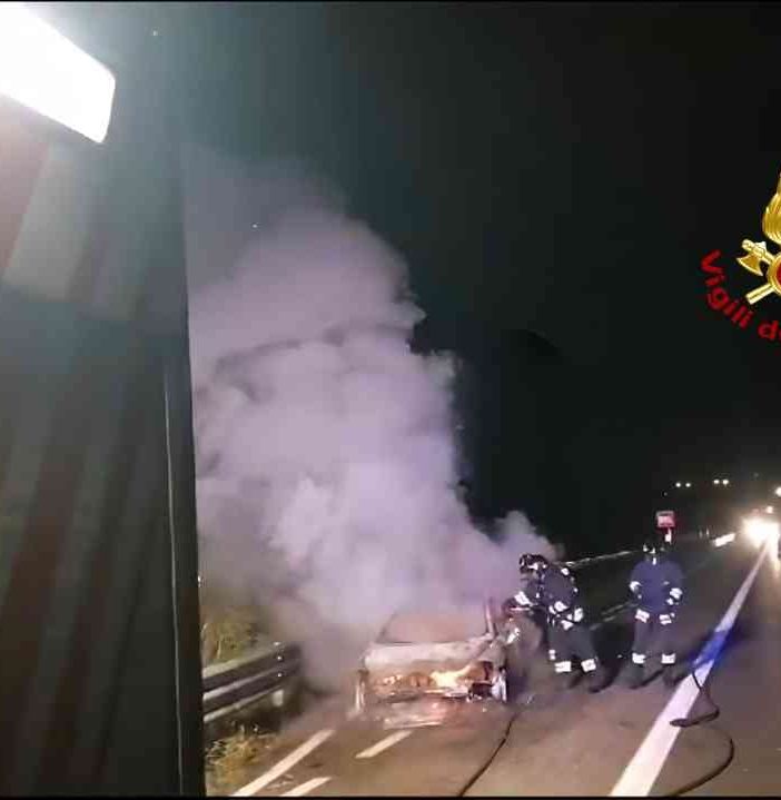 Auto avvolta dalle fiamme sulla A4, colpita anche la vegetazione a lato della strada