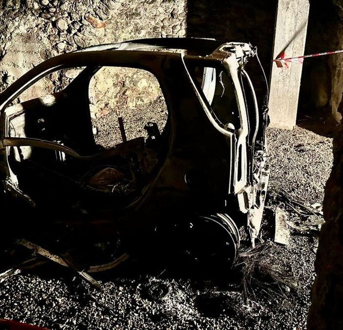 Avvolta dalle fiamme, a Coggiola un'auto è andata completamente distrutta FOTO