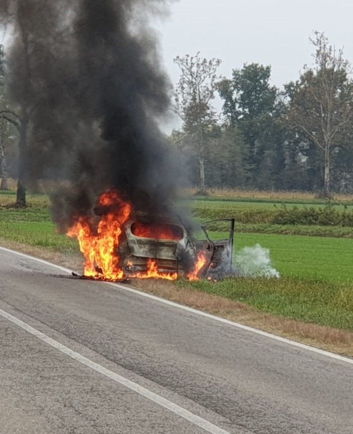Auto distrutta dalle fiamme. Paura per il conducente FOTO E VIDEO