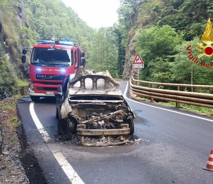 Auto a GPL in fiamme, Vigili del Fuoco di Varallo in azione