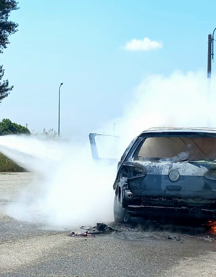 Macchina in fiamme nei pressi del casello Vercelli Ovest