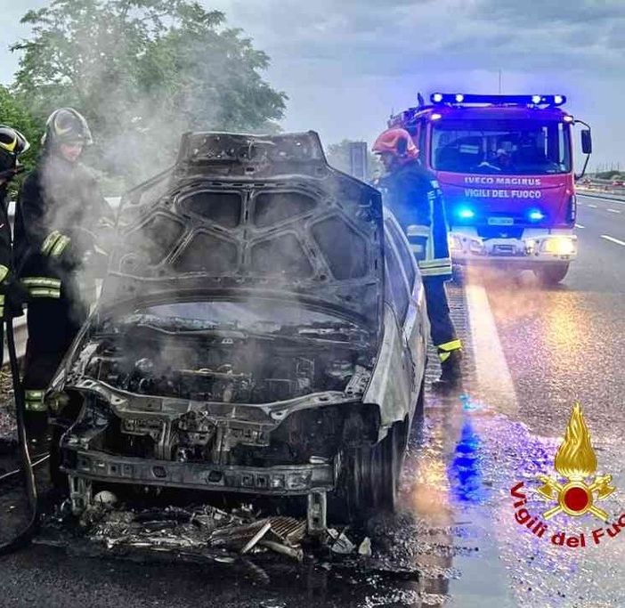 Auto in fiamme vicino al casello di Carisio.