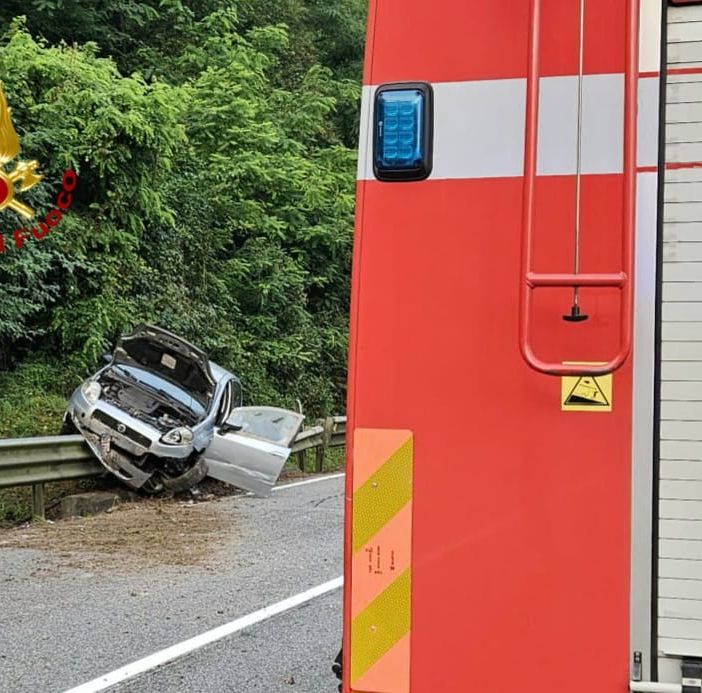 Auto fuori strada a Guardabosone, ferita una donna