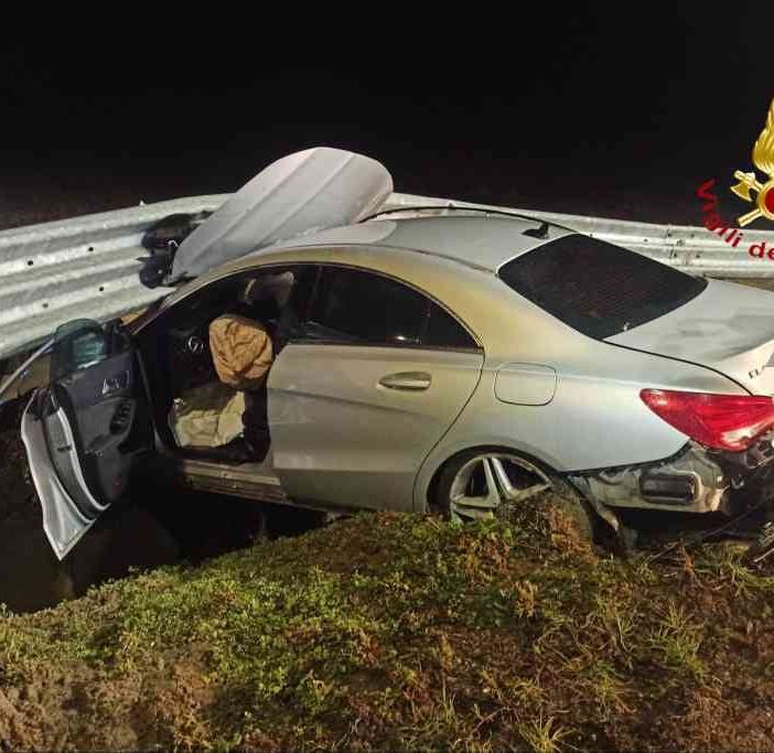 Incidente autonomo a Vercelli. Vigili del Fuoco e 118 soccorrono il conducente