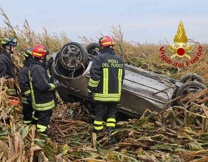 Auto finisce nei campi di Santhià, conducente alle cure del 118 di Cavaglià