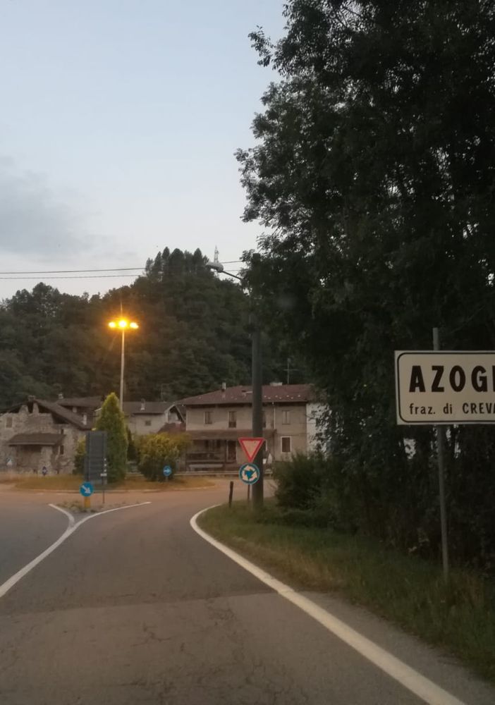 Tir in panne dentro la rotonda, disagi alla viabilità a Crevacuore (foto di repertorio)