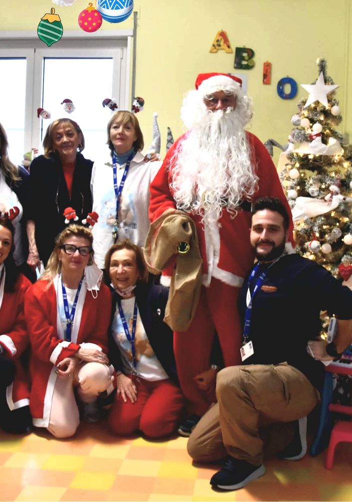 Tanti doni sotto l'albero del reparto di pediatria a Vercelli