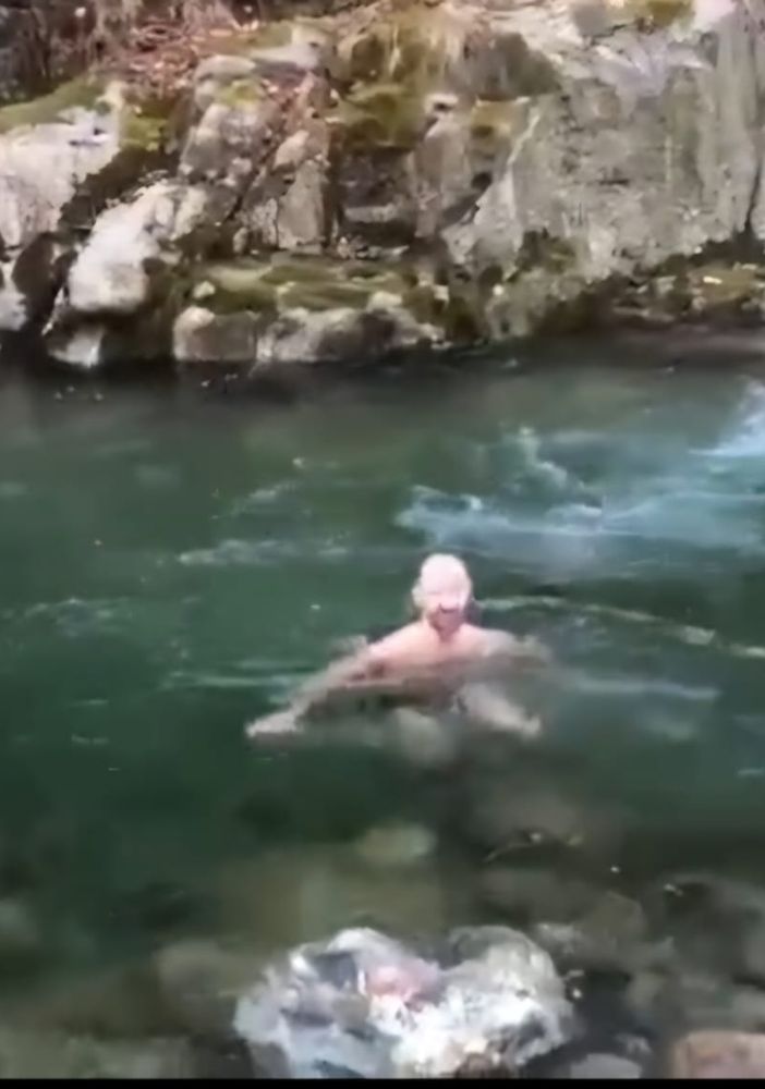I bagni ghiacciati fanno bene alla salute? Dennis ne è più che convinto VIDEO