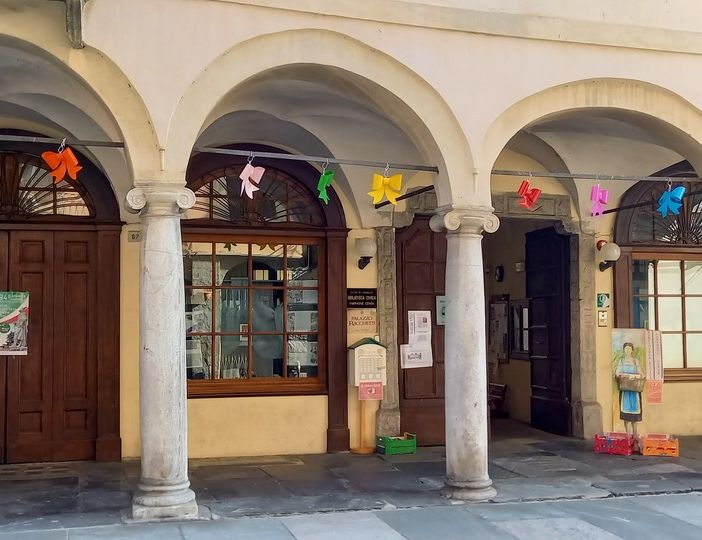 Varallo: Una biblioteca coi fiocchi e piena di fiori per le api dei bambini di Crevola
