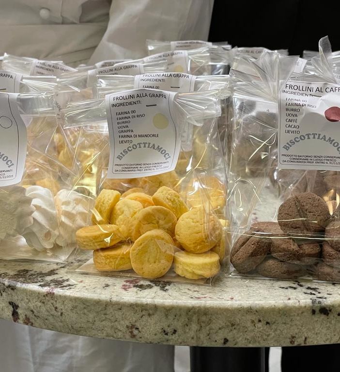 “BISCOTTIAMOCI” un progetto realizzato dai “CUOCHI D’ARTIFICIO” dell’Istituto Alberghiero di Gattinara