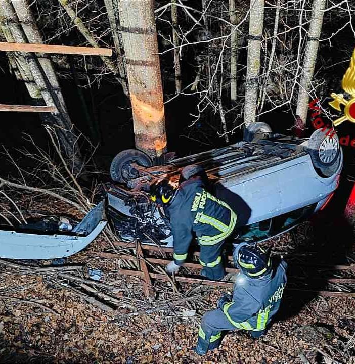 Boccioleto: Un volo di 5 metri e si schianta sugli alberi. in Ospedale il conducente