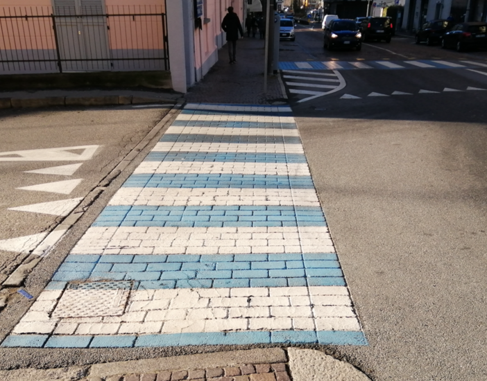 Abbagliata dal sole, investe mamma e bimba sulle strisce