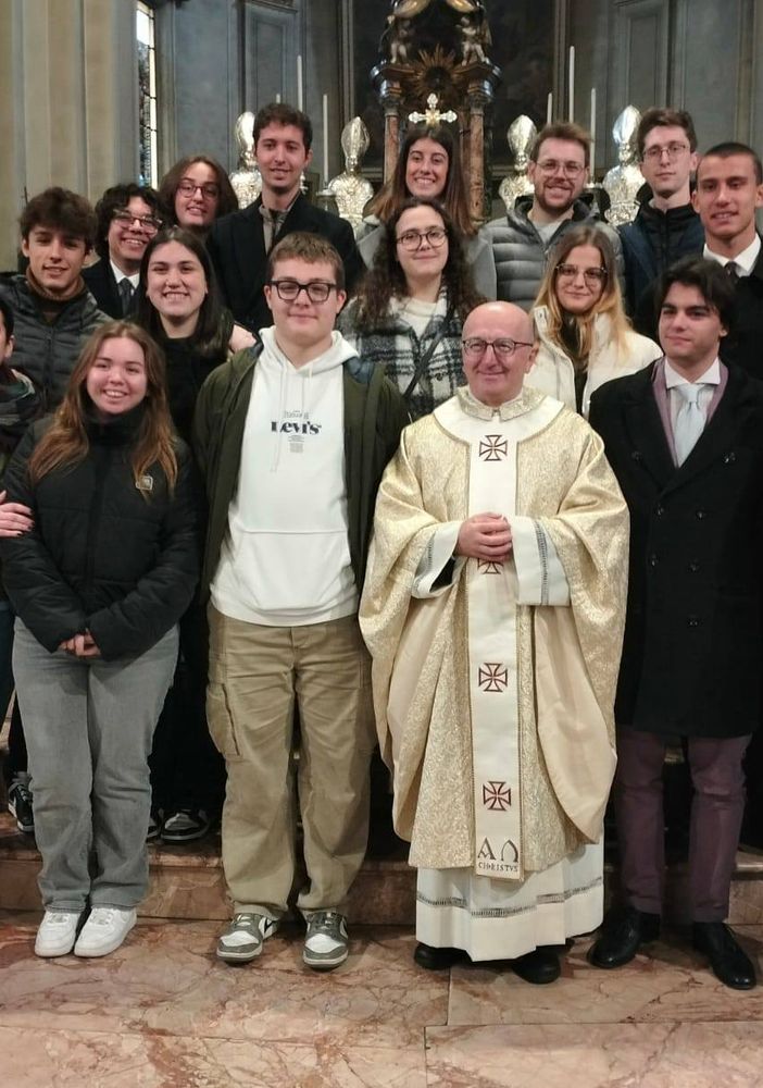 Don Gianluigi con alcuni giovani dell'oratorio