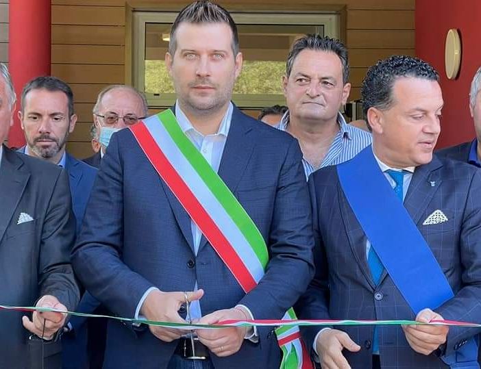 Il momento del taglio del nastro