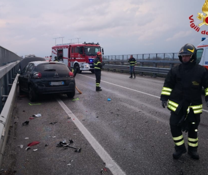Scontro a BorgoVercelli: una persona bloccata tra le lamiere