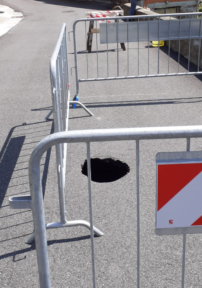 Coggiola, si apre voragine sulla strada in località Chietti