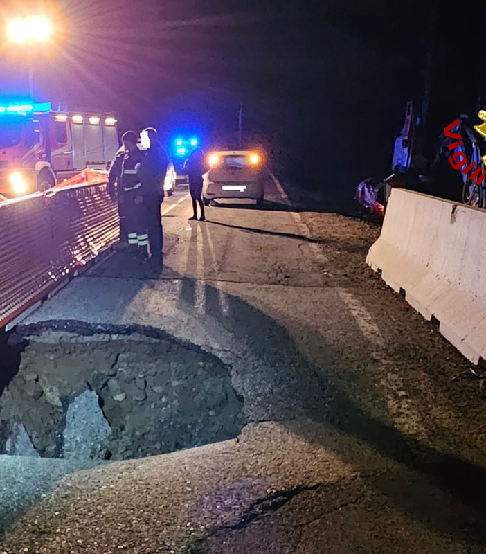 Si apre una voragine sulla strada