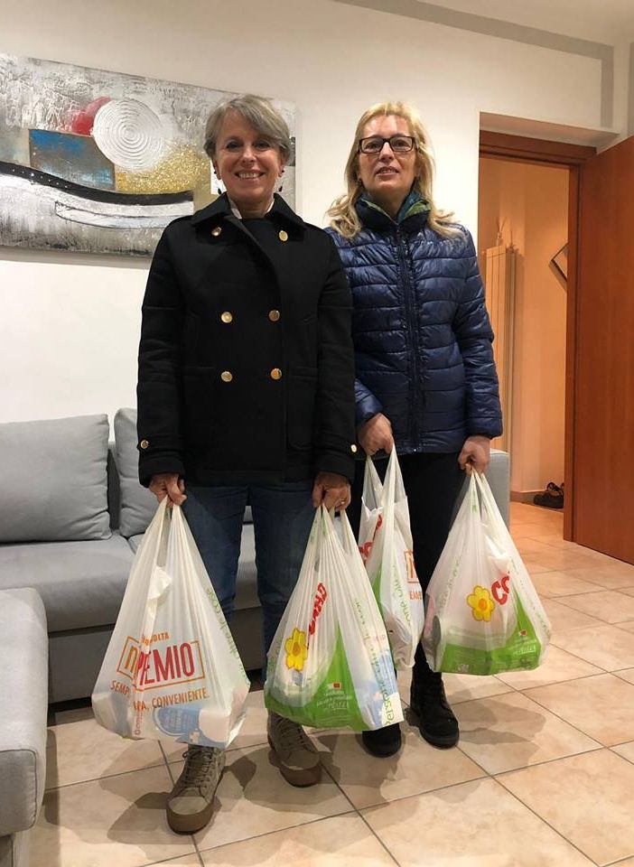 Borse della spesa offerte dalla Fondazione Buonanno