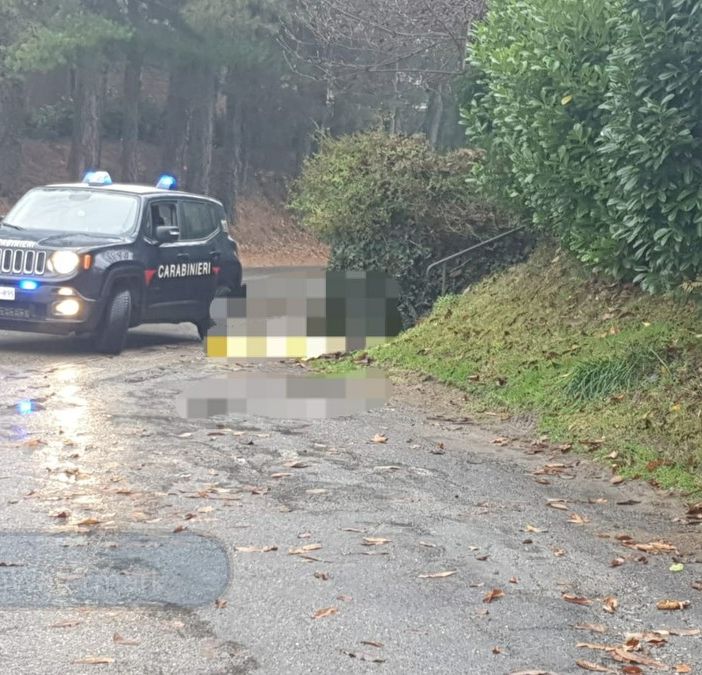 Trova cadavere a bordo strada, dramma a Valdilana